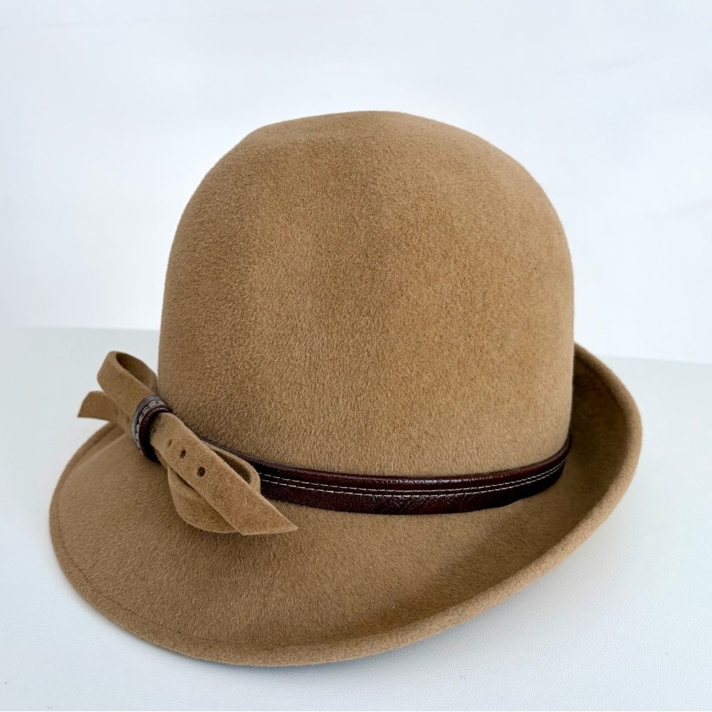 Vintage 1970s Felt Cloche Hat – Camel Tan Wool – Leather Strap Detail - Picture 4 of 5